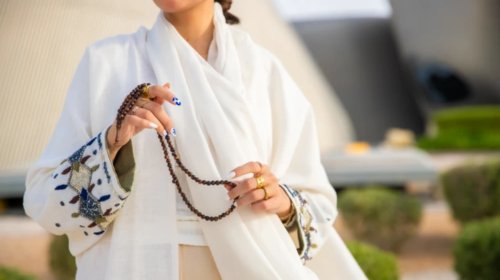 Plan resserré d'une femme en abaya style dubaï