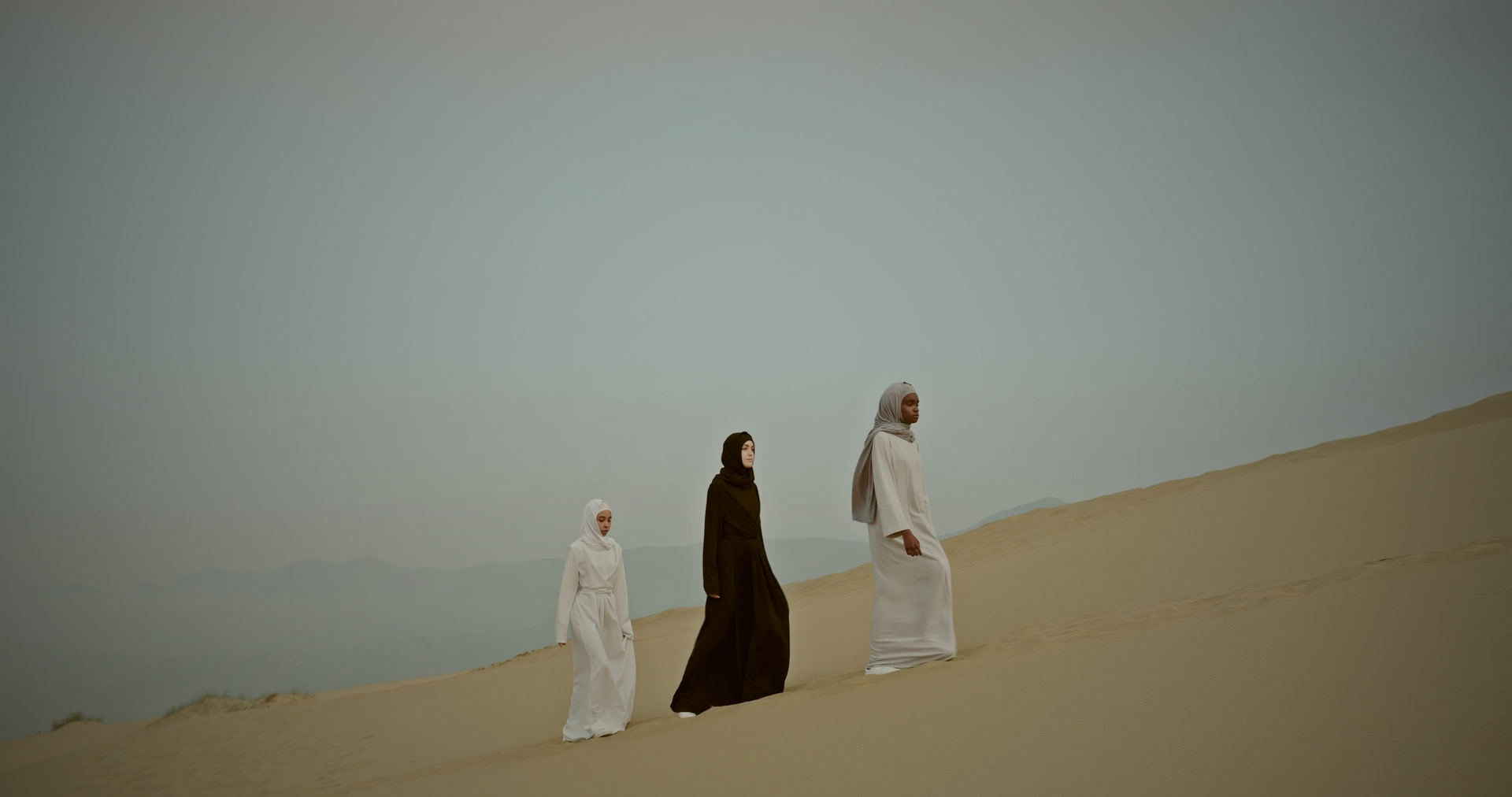Trois silhouettes dans le désert, collection Hijab Couture Paris
